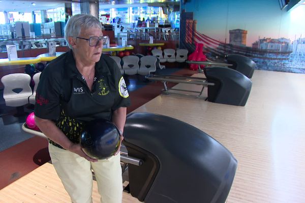 A 72 ans, Cathy Roux remporte compétition sur compétition en bowling.