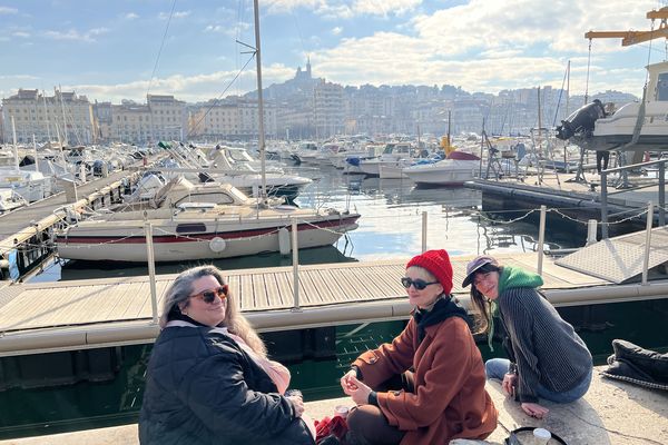 Groupes d'amies, toutes artistes, venues à Marseille depuis Lyon pour les vacances.