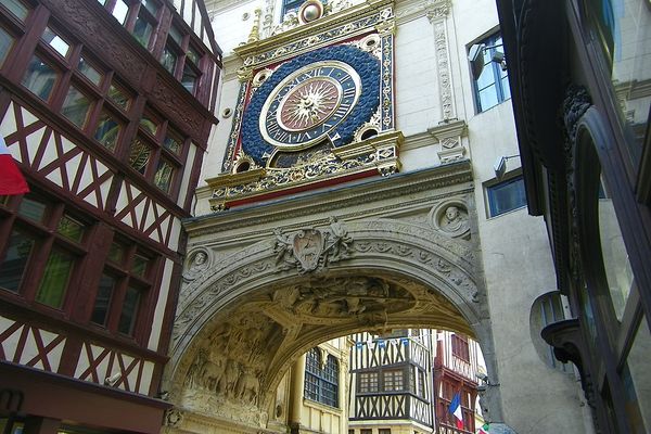 A Rouen, le Gros Horloge essuiera des averses en ce SAMEDI après-midi.