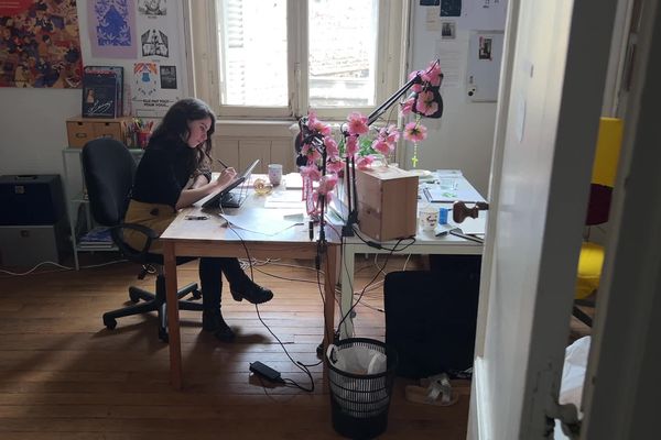 Les auteurs de BD travaillent souvent seuls, depuis chez eux. A Bordeaux, cet atelier leur permet de créer aux côtés de leurs pairs.