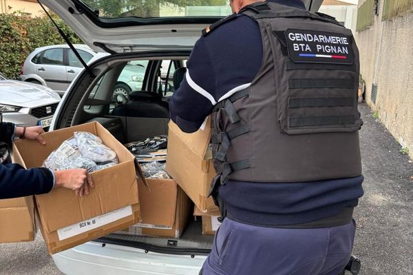 Dans la voiture, les colis contenaient 150 paires de chaussures.