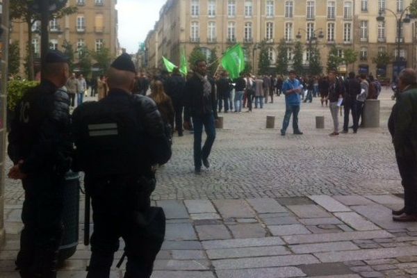 Plus de 400 manifestants de gauche se sont rassemblés à Rennes pour dénoncer la percée du Front national