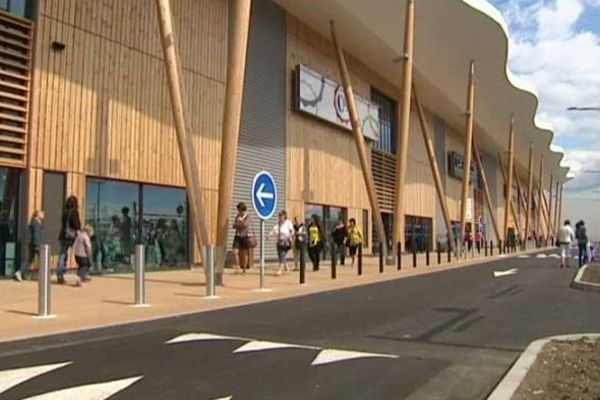 8 000 m2 de surfaces commerciales, onze enseignes, 450 places de parking. Cristal est le plus gros centre commercial à ciel ouvert de l'agglomération clermontoise.