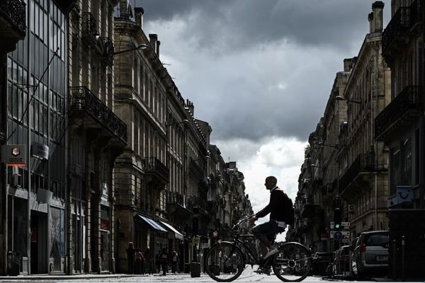 Un homme à vélo dans Bordeaux (image d'illustration)