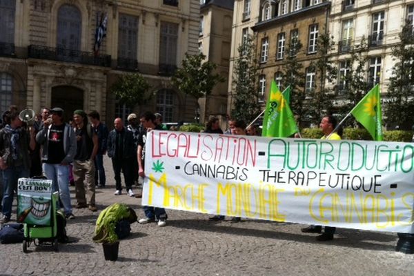 Rennes : Une cinquantaine de manifestants ont demandé la légalisation du cannabis / 4 mai 2013