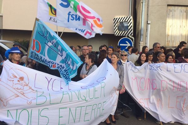 Manif devant l'Inspection Académique de l'Ain