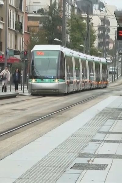 Centre de Châtillon : c'est à cet arrêt de tramway de la ligne T6 que trois jeunes ont été blessés par arme à feu ce lundi 28 octobre.