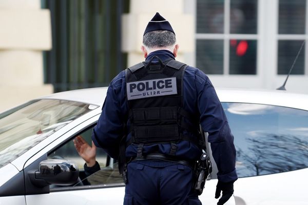 Les policiers ne portent pas de masque lors des contrôles.