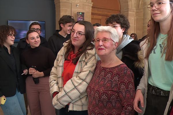 Entourée de lycéennes, Lili Leignel prend volontiers la pose. Une manière d'assurer le devoir de mémoire.