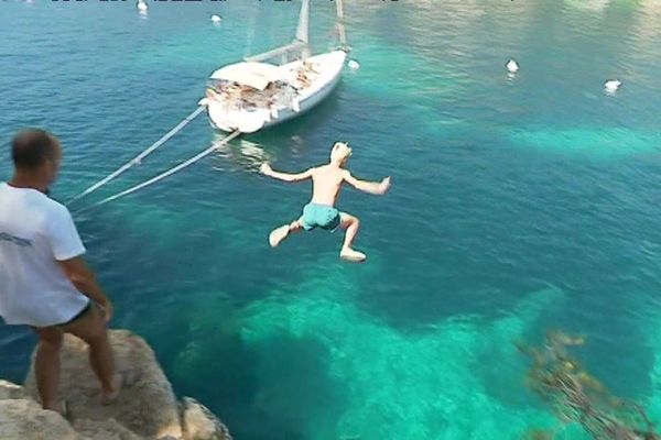 Le champion du monde de plongeon de haut vol, Lionel Franc, prodigue des conseils aux jeunes pour limiter les risques d'accident