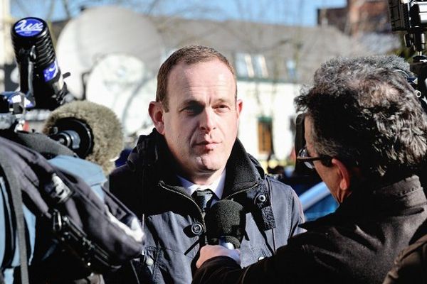 Steeve Briois, sur le marché d'Hénin-Beaumont, ce lundi 24 mars 2014.