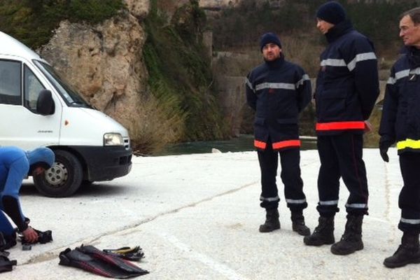 Les plongeurs sondent le Tarn à Sainte-Enimie