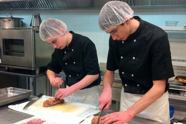 Ces élèves du lycée le Hurlevent duTréport préparent un repos pour des bénéficiaires du resto du coeur.