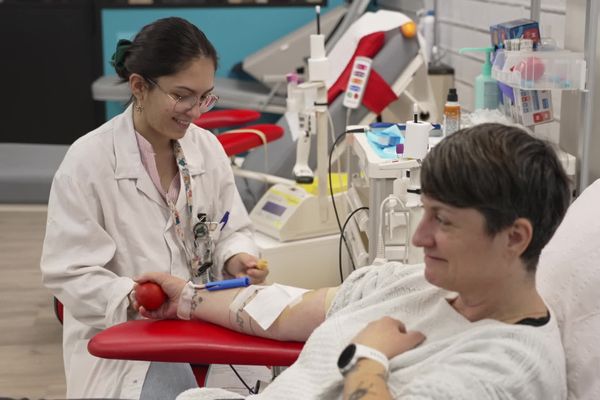 En Décembre, les dons de sang font avancer la recherche contre les cancers pédiatriques.