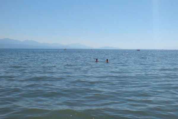 Un Bateau A La Derive Sur Le Lac Leman En Haute Savoie