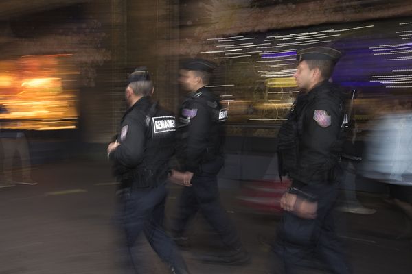 Suite à l’attentat de Strasbourg, mardi 11 décembre, le niveau « urgence absolue » du plan Vigipirate a été activé sur l’ensemble du territoire. Dans le Puy-de-Dôme, les responsables des services de sécurité (police nationale, gendarmerie, police aux frontières et services de renseignements) et de l’armée ont été réunis en préfecture, mercredi matin. Objectif : renforcer la sécurité dans le département.