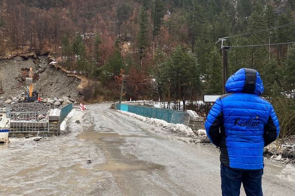 Le Maire de Réallon suit de près les travaux de déblaiement de la coulée de boue et rend visite aux habitants bloqués, en empruntant une piste forestière.