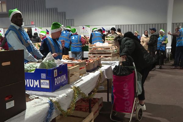 À Limoges, cent-dix bénévoles se sont mobilisés pour la campagne des "Pères Noël verts" du Secours populaire.