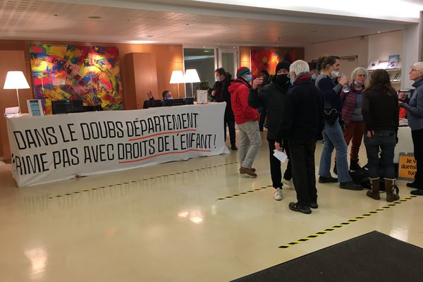 Quelques dizaines de militants de l'association Solmiré ont envahi le hall du Conseil départemental du Doubs, ce jeudi 27 janvier