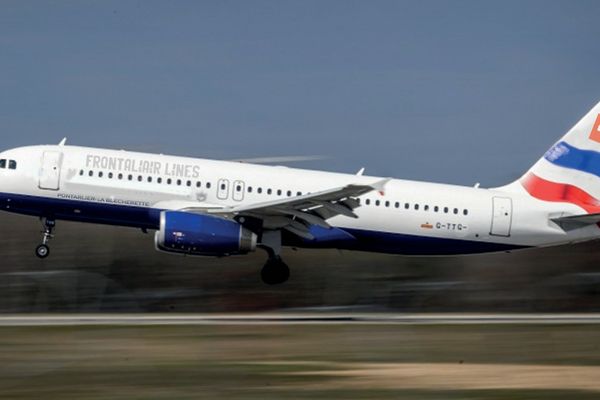 Le visuel de l'avion imaginaire, réalisé par un collègue graphiste de l'auteur du post. Sur l'avion, le nom de la compagnie "Frontaliair Lines", et les drapeaux français et suisse.