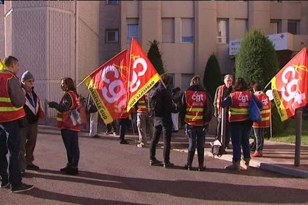 les manifestants ce matin devant la maison de retraite de la Croix-rouge