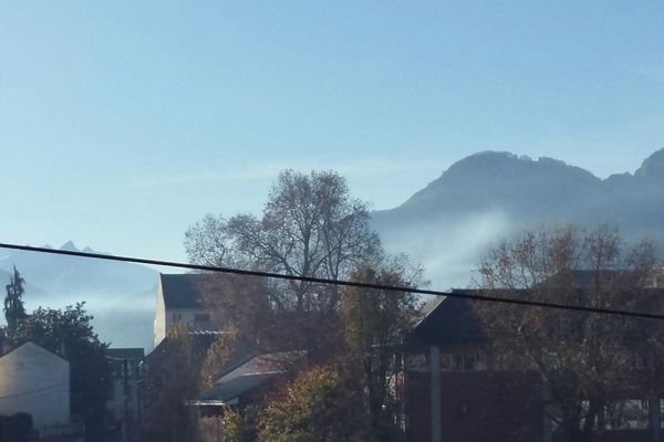 La vallée du gave de Pau, de Lourdes à Argeles Gazost s'est réveillée sous un épais nuage de fumée lié à un écobuage