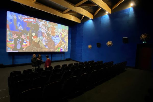 Les tons bois ont été adoptés jusque dans la salle obscure du cinéma Utopia (Pont-Sainte-Marie, Aube).