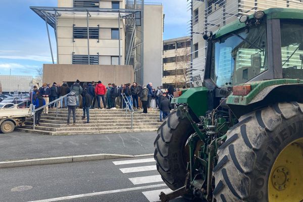 Les agriculteurs de la FDSEA et des JA de l'Aveyron, ont positionné leurs tracteurs devant la Direction départementale des territoires à Rodez, ce mercredi 11 décembre 2024.