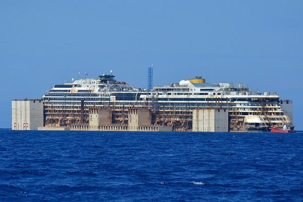 24/07/14 - La Corse a retenu son souffle jeudi au passage au large de ses côtes de l'épave du paquebot géant italien Costa Concordia remorquée vers Gênes 