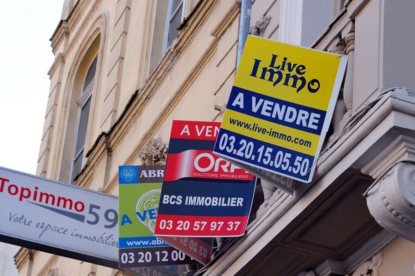 Des panneaux "A vendre" à Lille. Attention, ils ne restent pas longtemps tant la demande est importante.