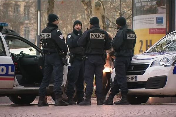 A Saint-Etienne, la sécurité policière est renforcée dans les centres commerciaux suite à la fusillade de Strasbourg