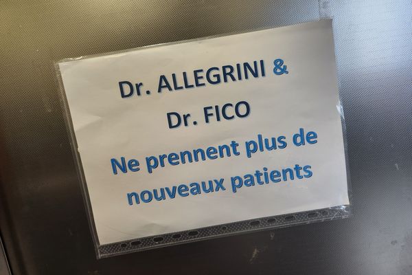 Les médecins généralistes sont régulièrement contraints de ne plus prendre de nouveaux patients, en raison de la forte demande.