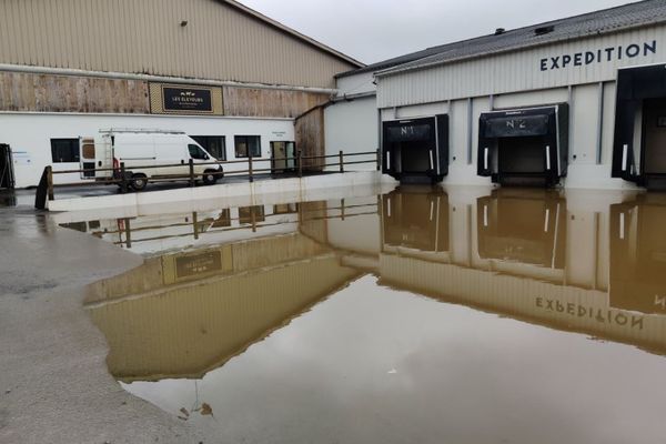 Le parking d'une entreprise située à Gacé ce mardi 13 juillet 2021