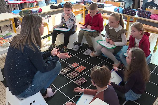 A l'école élémentaire Georges-Charpak, au Thuit-de-l’Oison (Eure), les élèves peuvent apprendre assis sur un tabouret ou encore par terre.