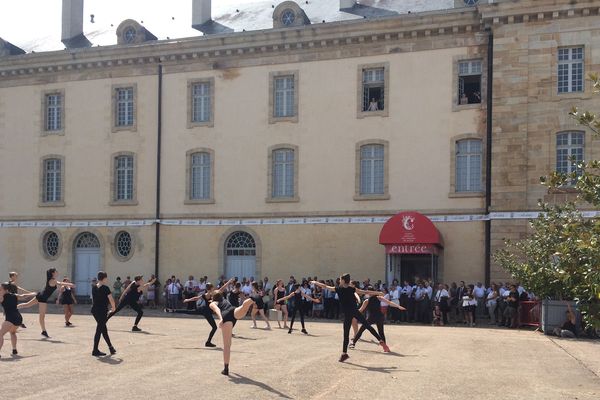 Les chefs d'établissements et les inspecteurs de l'Allier ont été accueilli par un spectacle pour une journée de travail au Costume National de Scène de Moulins 