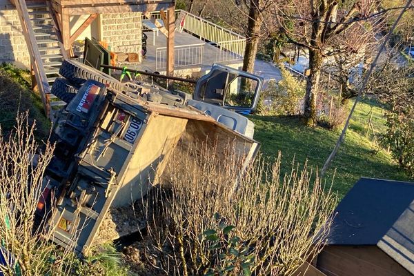 Le camion-benne a fait une chute de 10 mètres en contrebas de la RD11 à Barby.