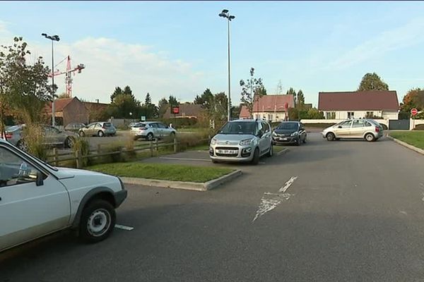 Les riverains ont décidé de bloquer le parking de ce petit centre commercial de Longueil-Ste-Marie avec leur voiture