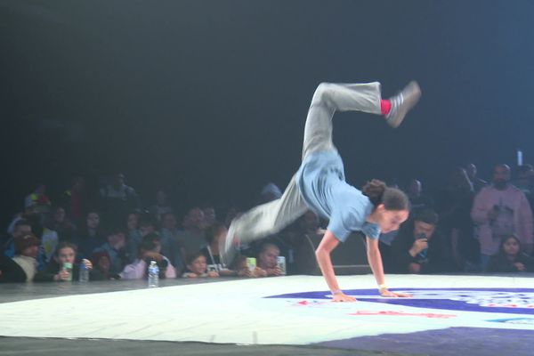 Sya Dembelé lors d'une compétition de breakdance