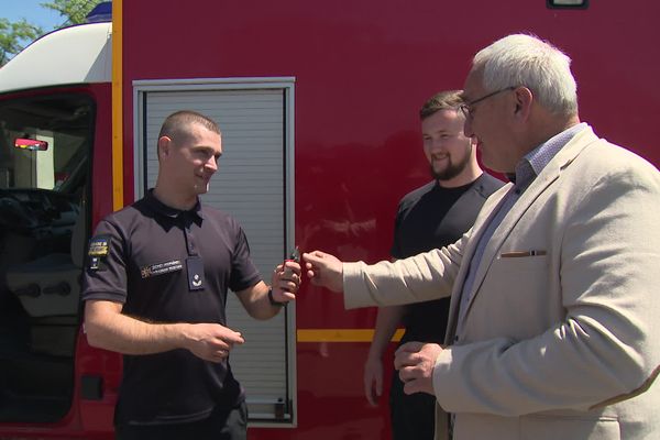 La municipalité d'Angoulême a fait don d'un véhicule des sapeurs-pompiers pour ces deux pompiers ukrainiens.
