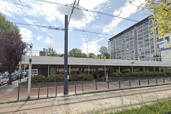 Le parvis du Carrefour City, situé avenue du Général de Gaulle à Roubaix, où un employé de 19 ans a reçu une balle vendredi 26 juin.