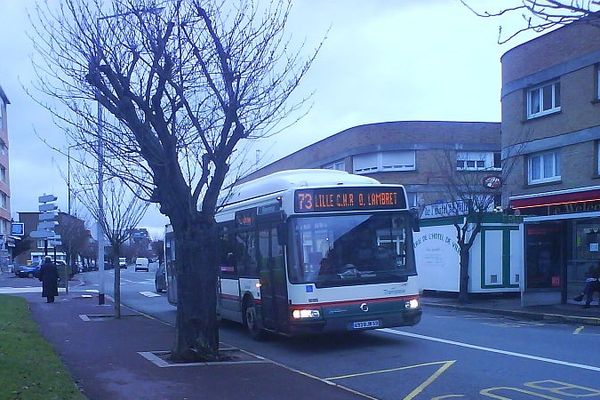 Un bus Transpole à Lomme en 2011.