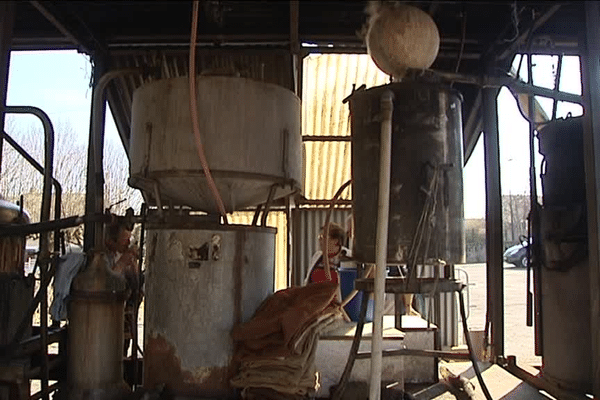 L'impressionnant matériel du distillateur ambulant