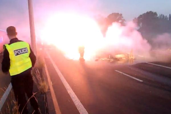 L'incendie de la camionnette ce mardi matin sur l'A16 à Guemps