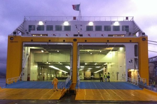 04/01/2014 - Un bateau de la Corsica Ferries débarque un dernier chargement dans le port d'Ajaccio avant le blocus total des marchandises annoncé pour dimanche 