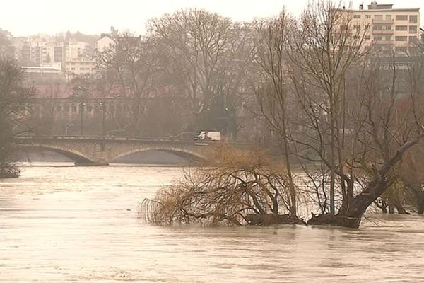 Le Doubs est en crue à Besançon