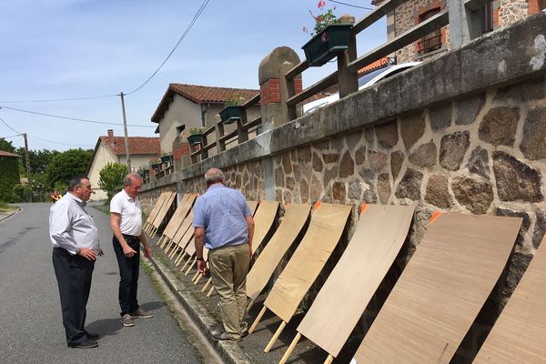 À Mouzon en Charente, une seule affiche sur les panneaux