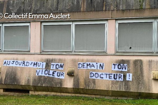 La photo du collage, depuis retiré de ces murs, a été envoyée par le collectif Emma Auclert.