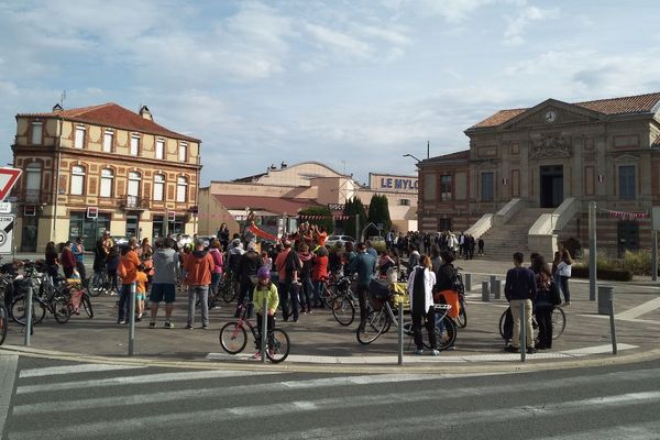 Lavaur : rassemblement du collectif #planvéloLavaur devant la mairie