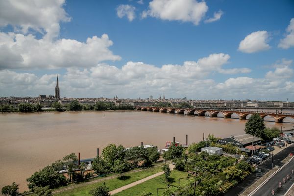 La métropole de Bordeaux toujours plus peuplée, constat du dernier recensement établi en 2022. Ici, l'emblématique Pont de Pierre et le quartier Saint-Michel.