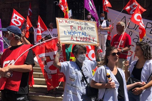 A Clermont-Ferrand, des personnels hospitaliers ont manifesté pour exprimer leur colère face à des "promesses non-tenues" de la part du gouvernement ce mardi 30 juin. 